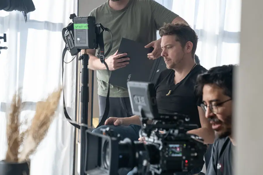 Oliver Oettli als Regisseur an einem Set einer Video Produktion