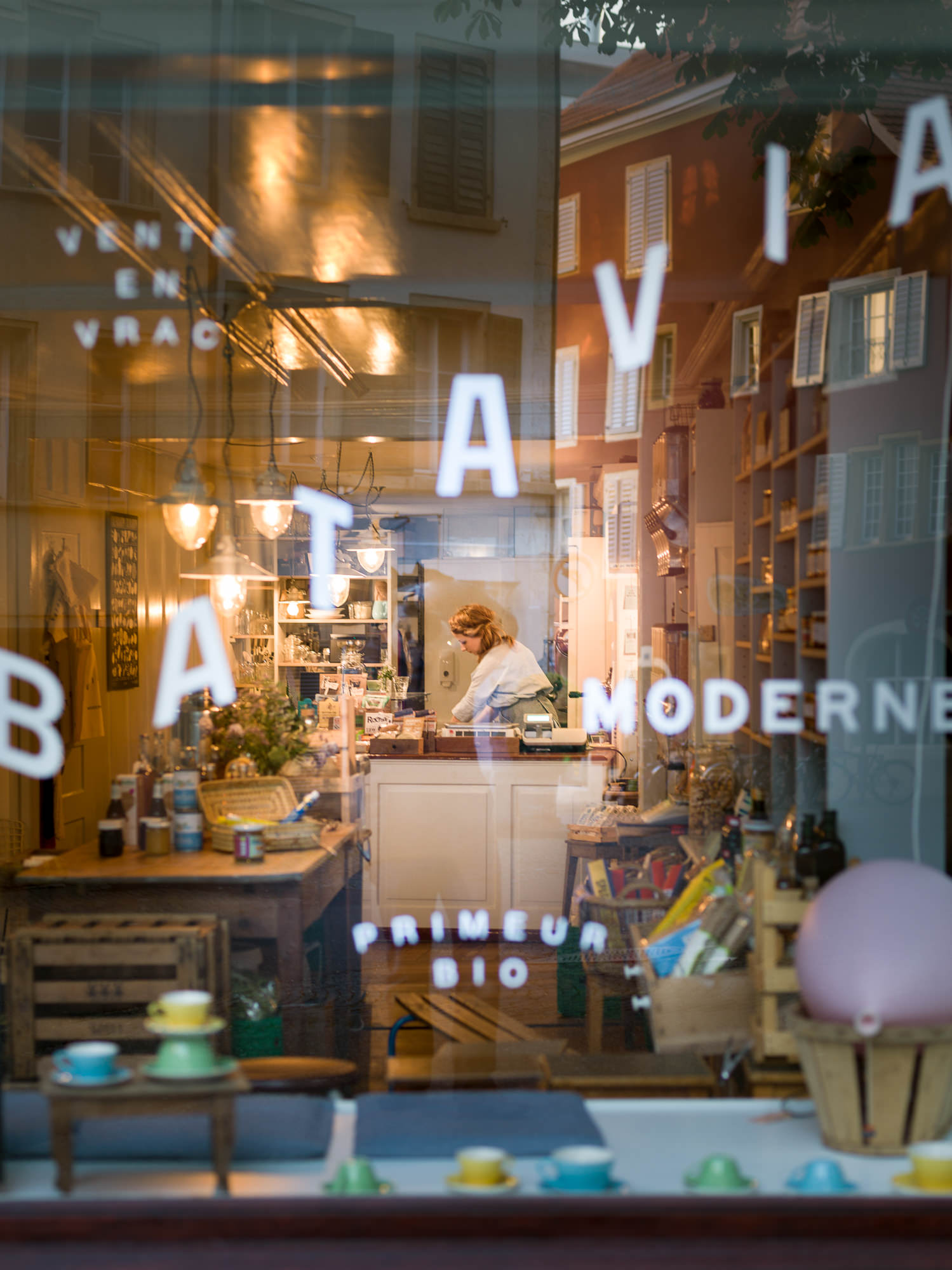 Architekturaufnahme von aussen durch das Fenster der Epicerie Batavia
