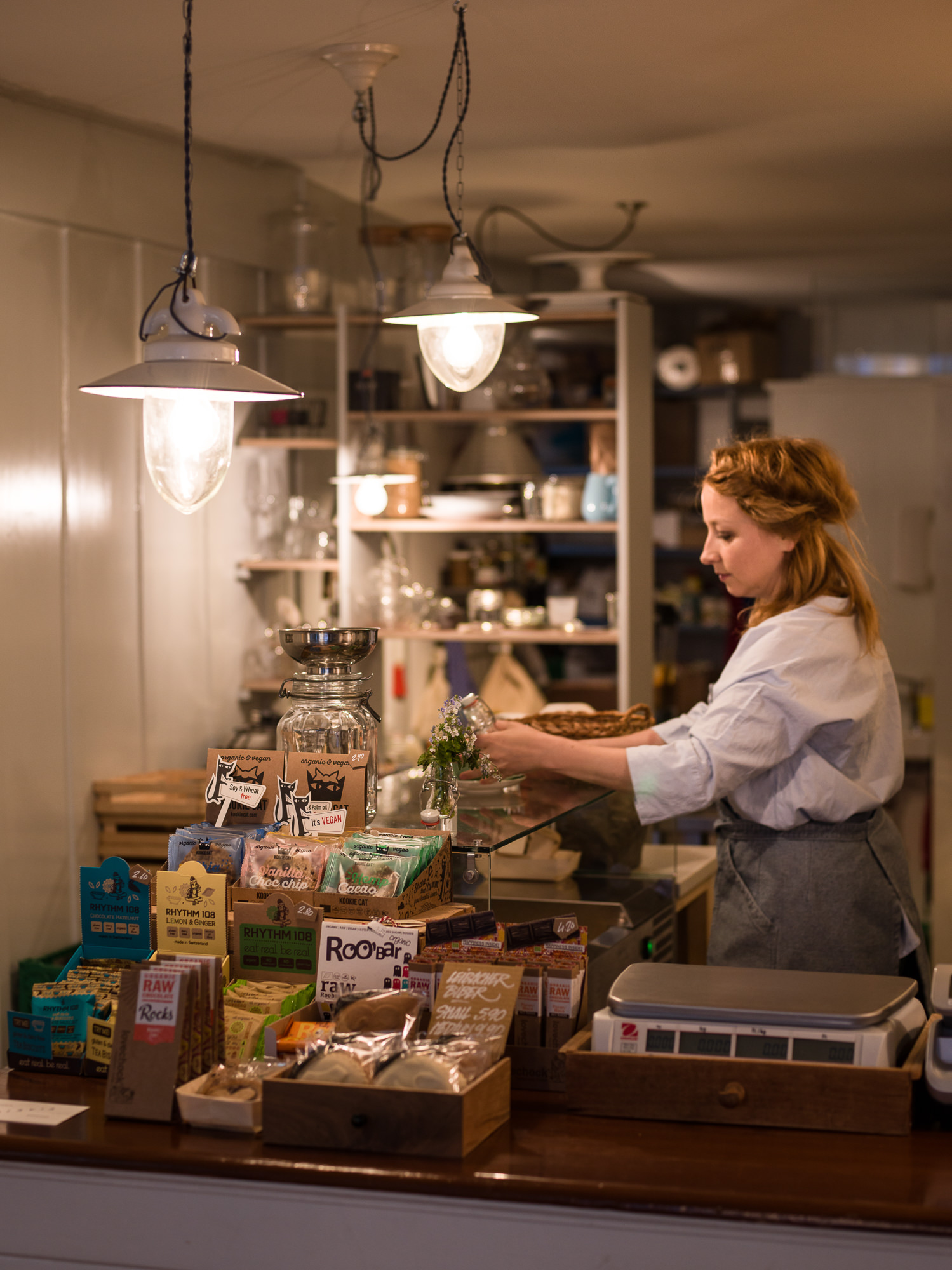 Cyndie bereitet die Epicerie Batavia für den Tag vor und sortiert die Waren auf dem Tresen. Eine Aufnahme während der Fotoreportage.