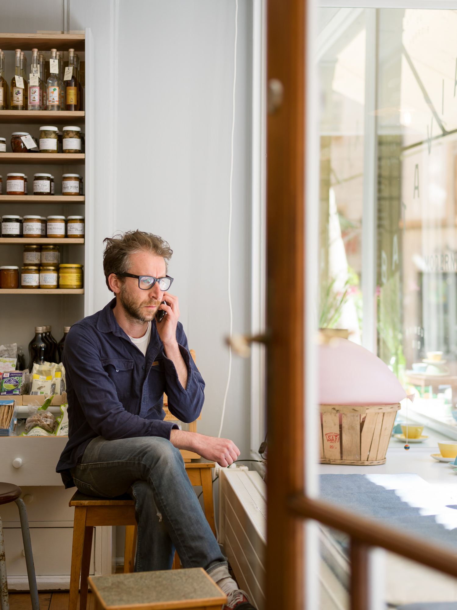 Portrait von Raphaël beim Telefonieren