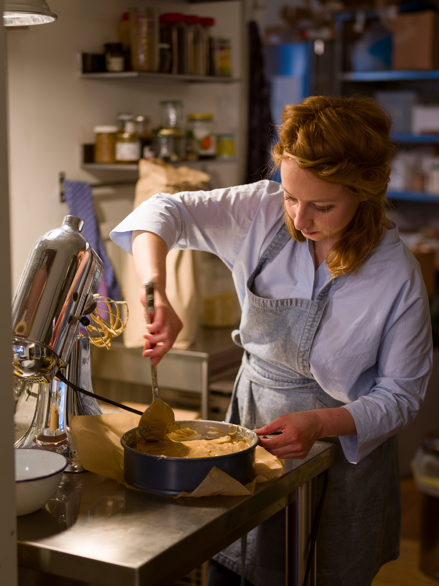 Cyndie verteilt Teig in einer Backform auf ideser Aufnahme der Reportage über die Epicerie Batavia