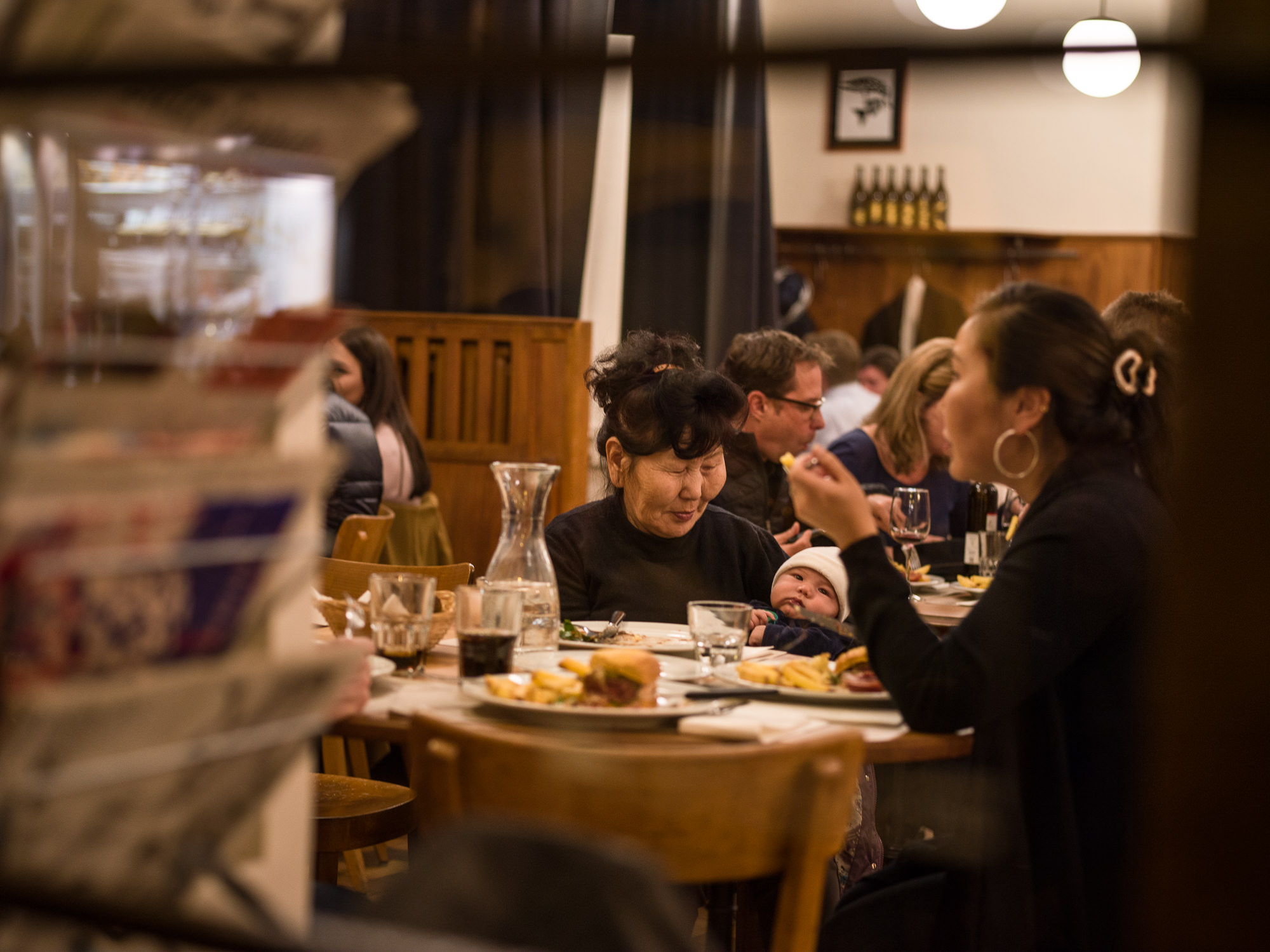 Der Besuch der alten Dame. Fotografisches Storytelling und Reportage über den Besuch meiner Schwiegermutter. Aufnahme von Mutter und Tochter beim Essen im Restaurant.