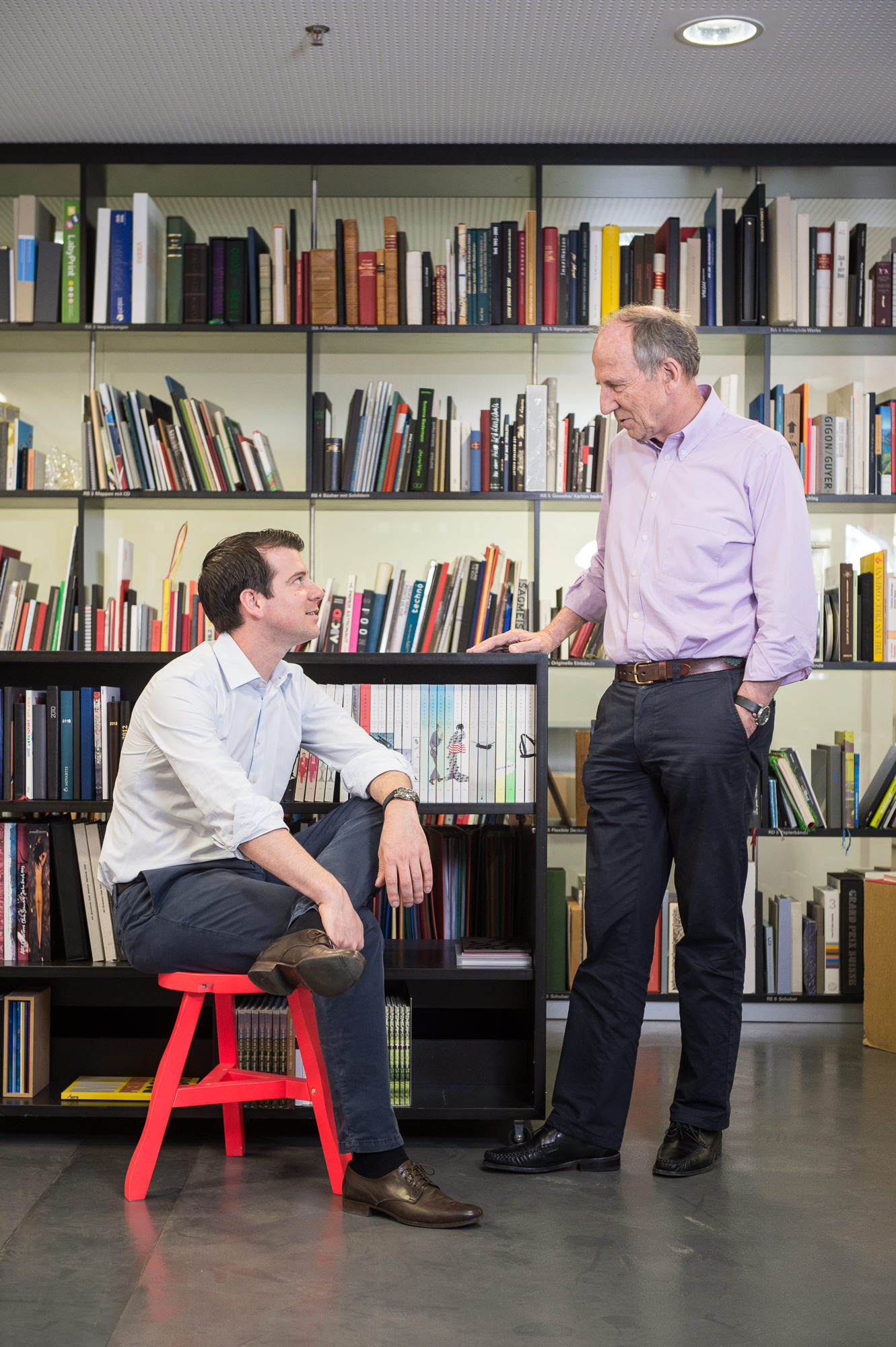 Portrait der Geschäftsleitung der Buchbinderei Burkhardt vor einer Bibliothek.