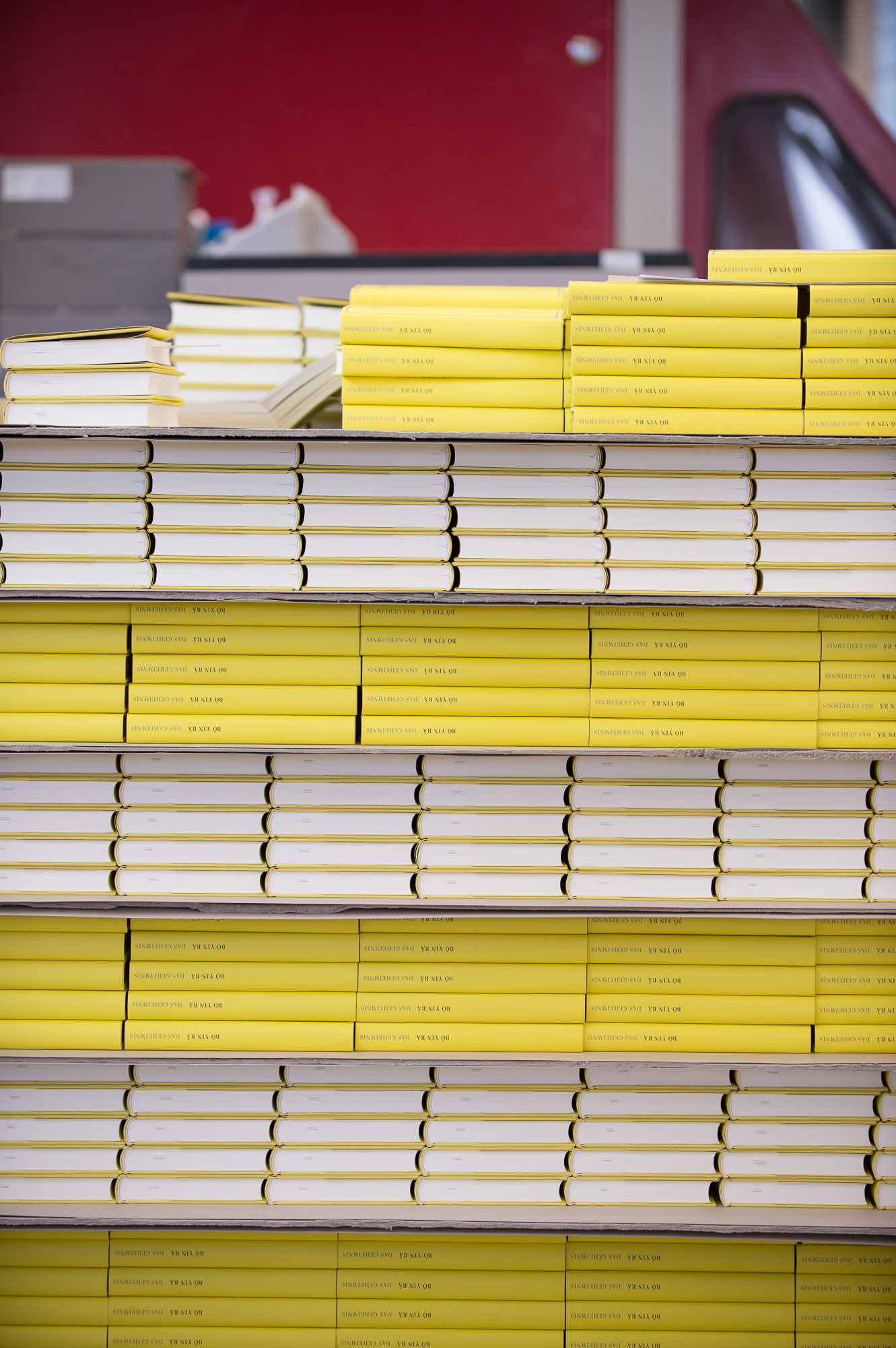 Reportage und Corporate Branding für die Buchbinderei Burkhardt, kurz BuBu. Detailaufnahme von frisch gedruckt und gebundenen Büchern.