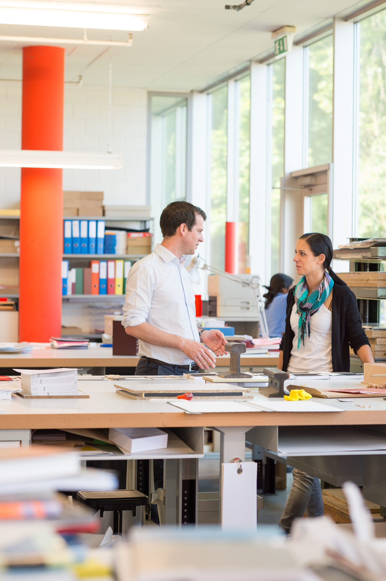 Aufnahme vom Geschäftsführer der Buchbinderei Burkhardt im Gespräch mit einer Mitarbeiterin.