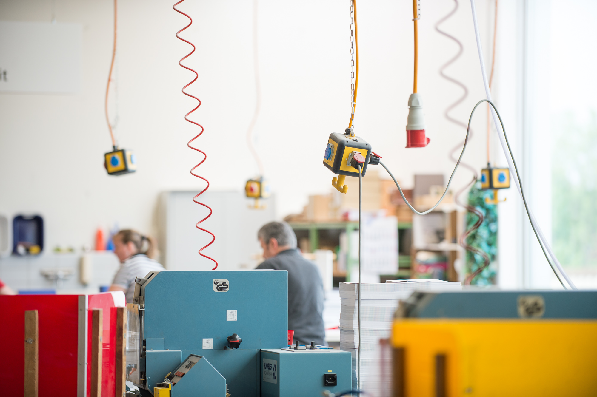 Editorial Reportage über die Buchbinderei Burkhardt für das Magazin Monocle aus London. Detailaufnahme verschiedener Geräte in der Produktionshalle.