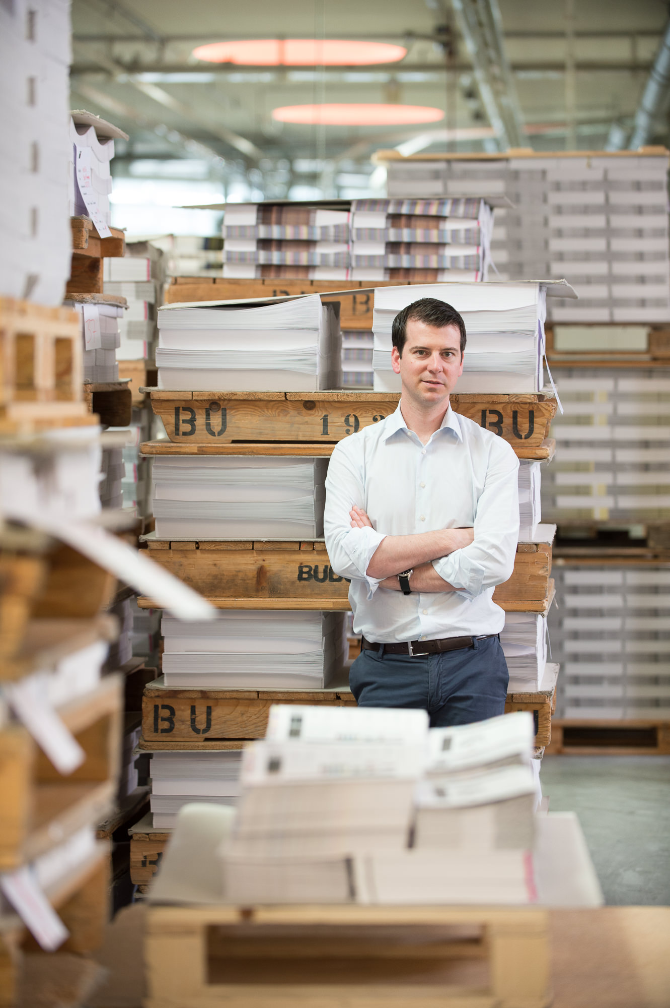 Portrait des Geschäftsführers der Buchbinderei Burkhardt in deren Produktionshalle im Zürcher Oberland.