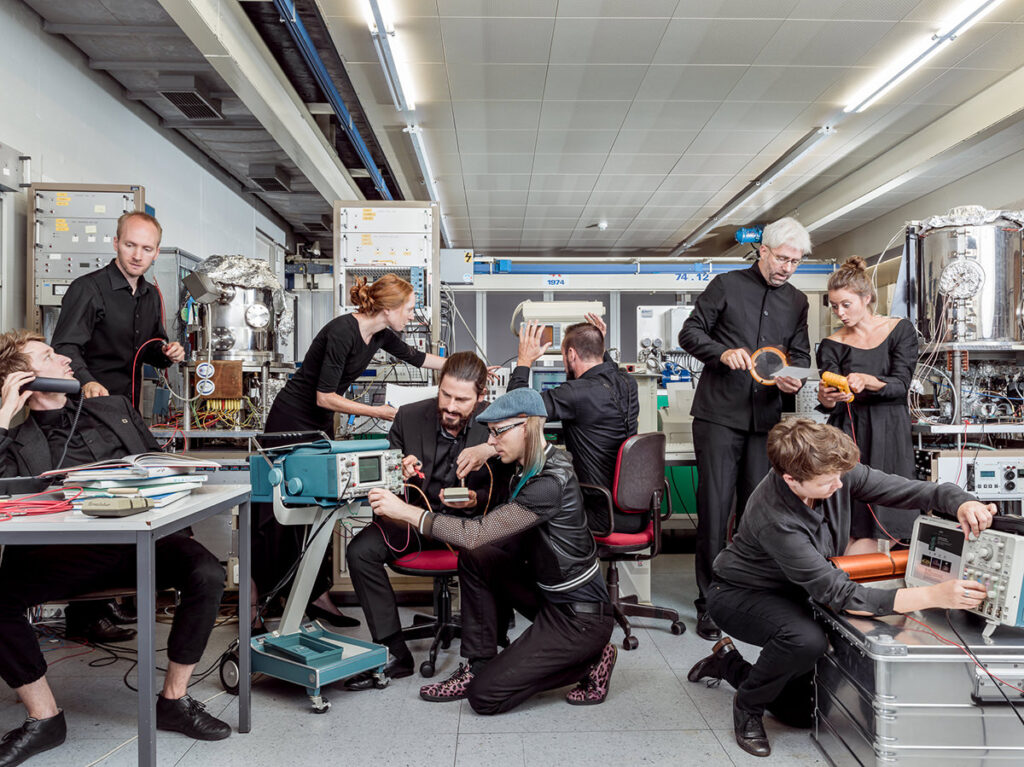 Gruppenfoto und EInzelportraits von den Mitarbeitern des Ensemble Proton Bern