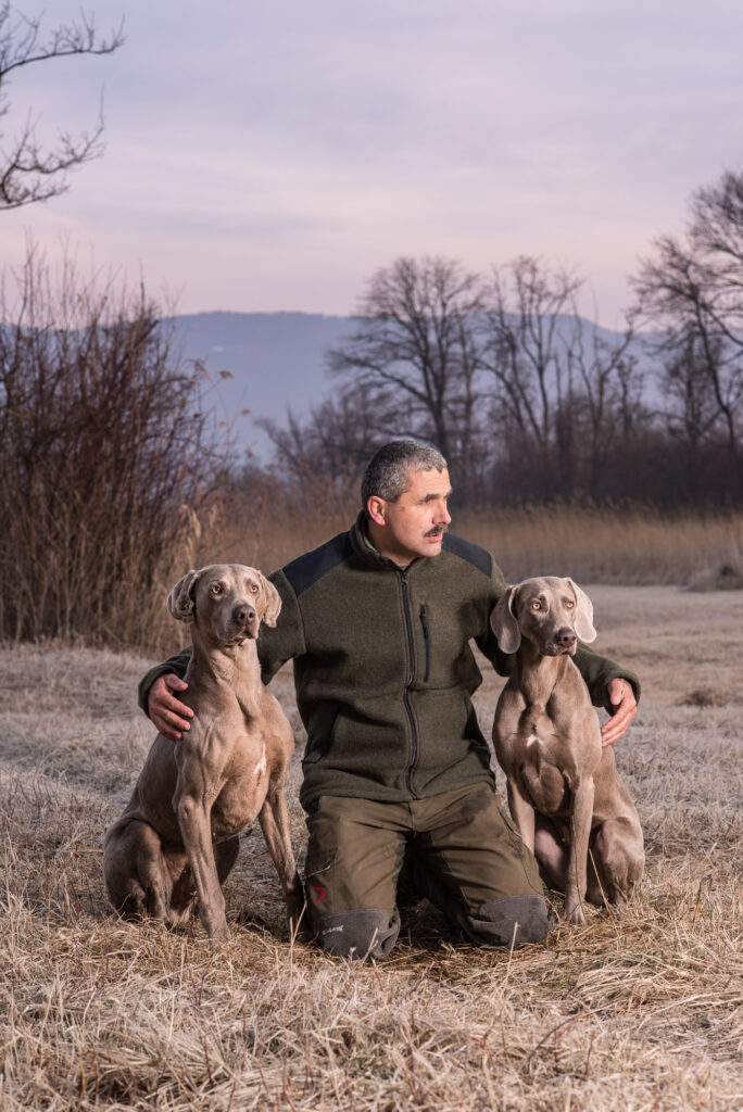 Bildwelt für den Geschäftsbericht der Energie Services Biel-Bienne 2013 und 2014 zu den Themen Wasserkreislauf und Gas. Portrait von einem Mann mit zwei Hunden.