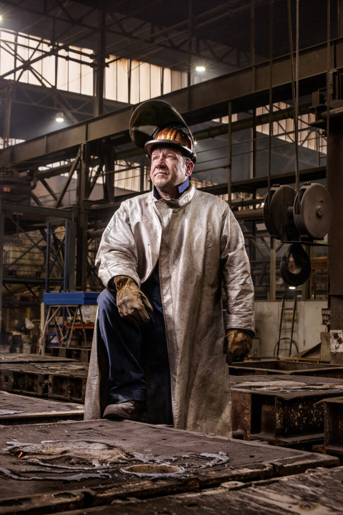 Bildwelt für den Geschäftsbericht der Energie Services Biel-Bienne 2013 und 2014 zu den Themen Wasserkreislauf und Gas. Portrait eines Stahlarbeiters.
