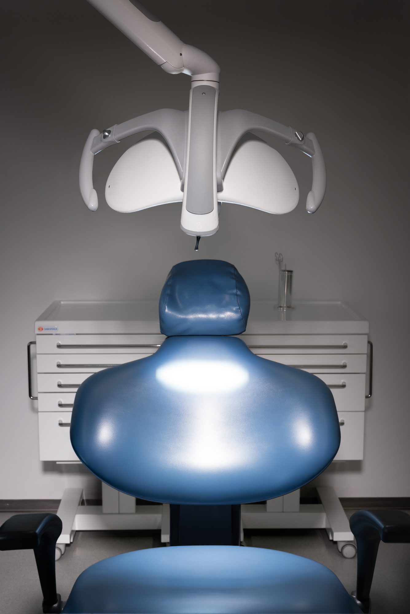 Konzeptbilder für den Geschäftsbericht 2015 für den Energie Services Biel-Bienne zum Thema Künstliches Licht. Detailaufnahme einer Zahnarztpraxis.