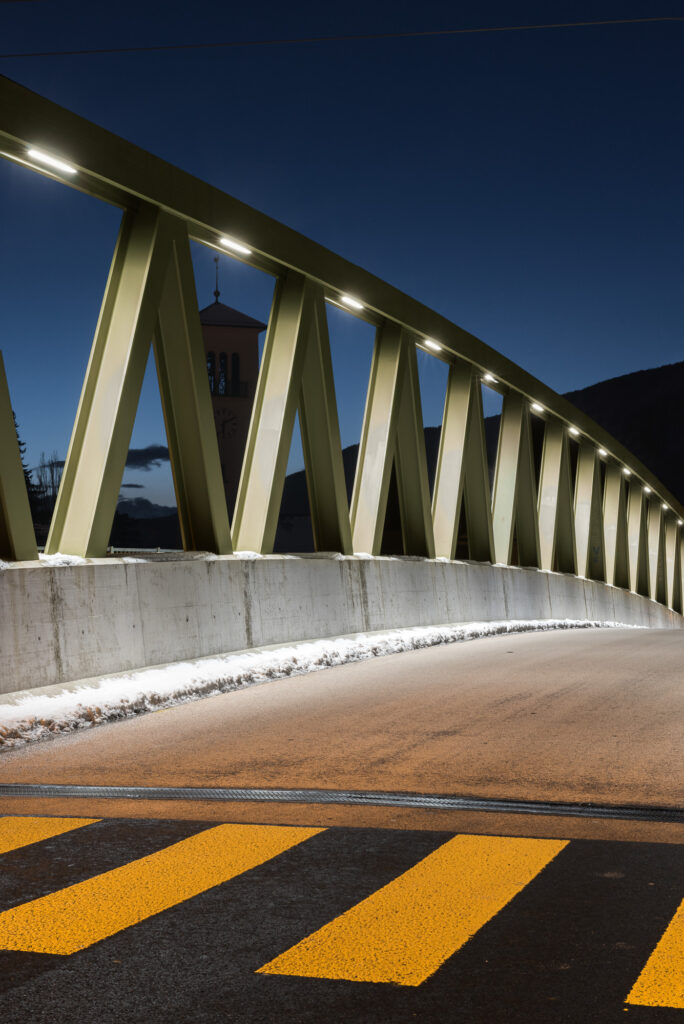 Konzeptbilder für den Geschäftsbericht 2015 für den Energie Services Biel-Bienne zum Thema Künstliches Licht. Aufnahme einer Brücke in der Nacht.