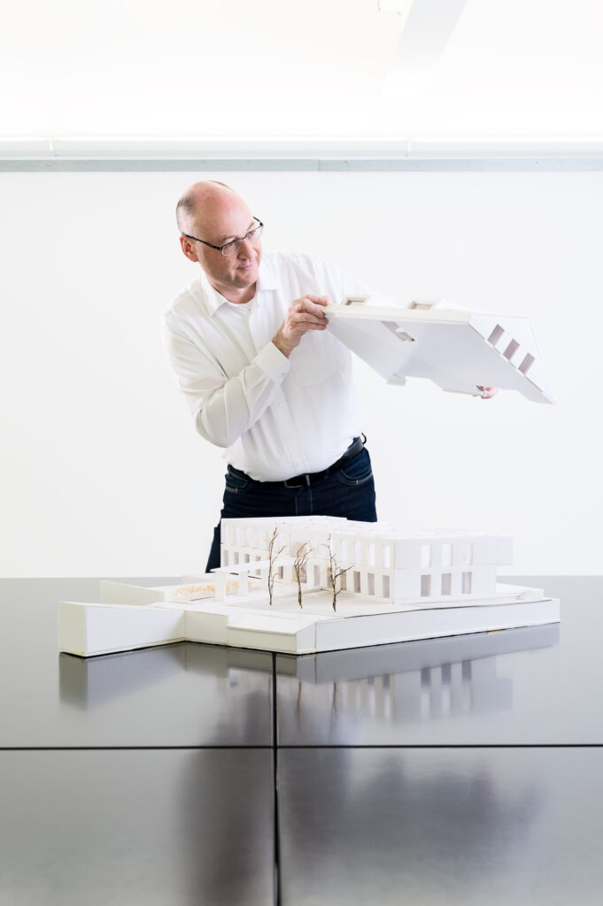Konzeptbilder für den Geschäftsbericht 2015 für den Energie Services Biel-Bienne zum Thema Künstliches Licht. Portrait von einem Architekten in seinem Büro.