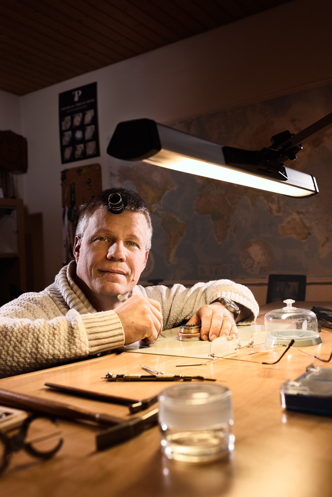 Konzeptbilder für den Geschäftsbericht 2015 für den Energie Services Biel-Bienne zum Thema Künstliches Licht. Portrait von einem Uhrmacher in seinem Atelier.