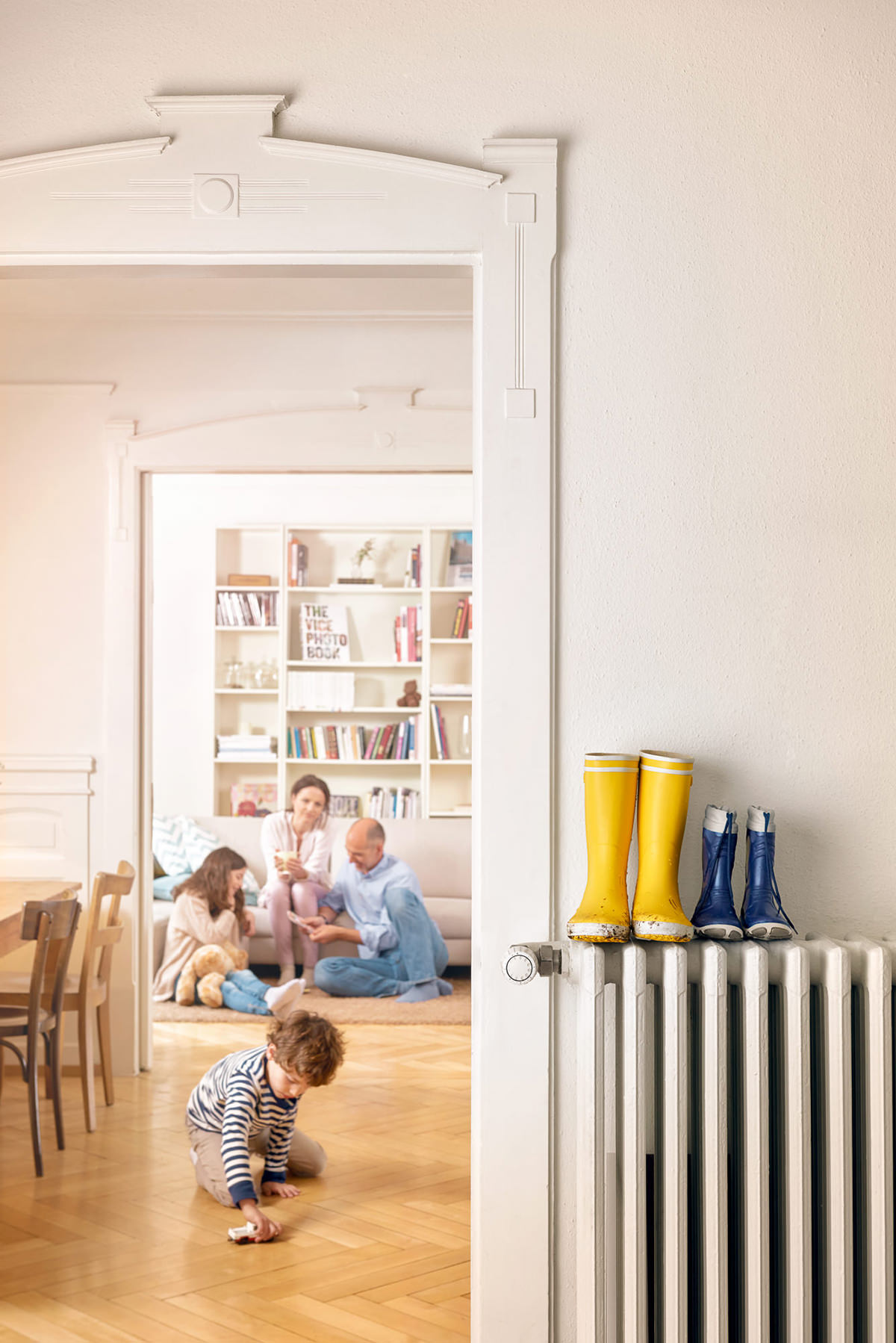 Eine Familie sitzt zuhause im warmen Wohnzimmer nach einem Spaziergang im Regen. ESB Stromprodukte Kampagne für Werbung, Website und Content.