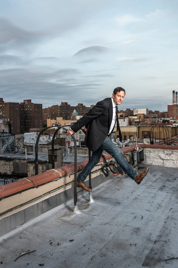 Personal branding und Editorial Portraits für Schauspieler Michael Sottile auf einem Dach in der Lower East Side in New York.