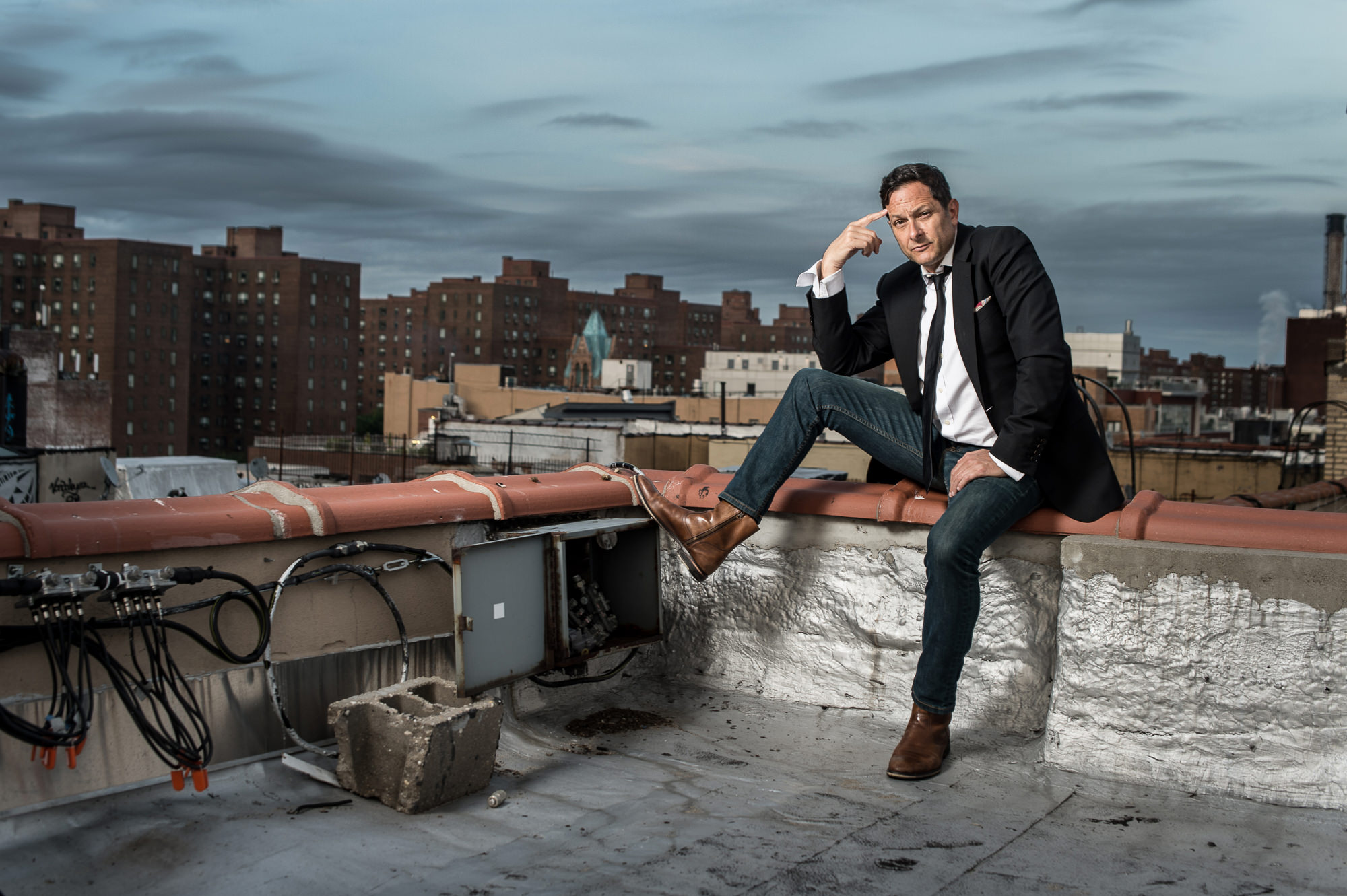 Personal branding und Editorial Portraits für Schauspieler Michael Sottile auf einem Dach in der Lower East Side in New York.