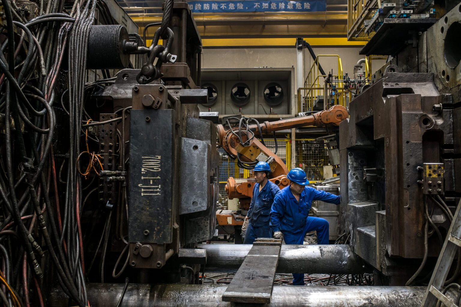 Employer Branding Aufnahme von zwei Mitarbeitern in einer Produktionsstätte des Industrieunternehmens Georg Fischer +GF+ in Suzhou, China.