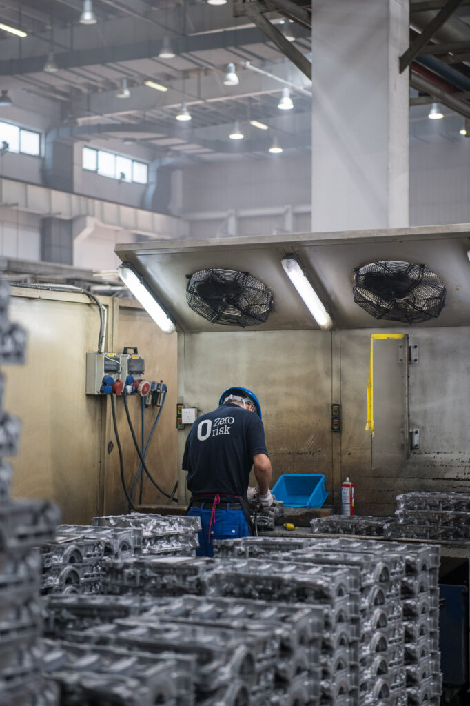 Fotoreportage für das Industrieunternehmen Georg Fischer +GF+. Aufnahme eines Arbeiters bei der Verarbeitung von Leichtmetall.