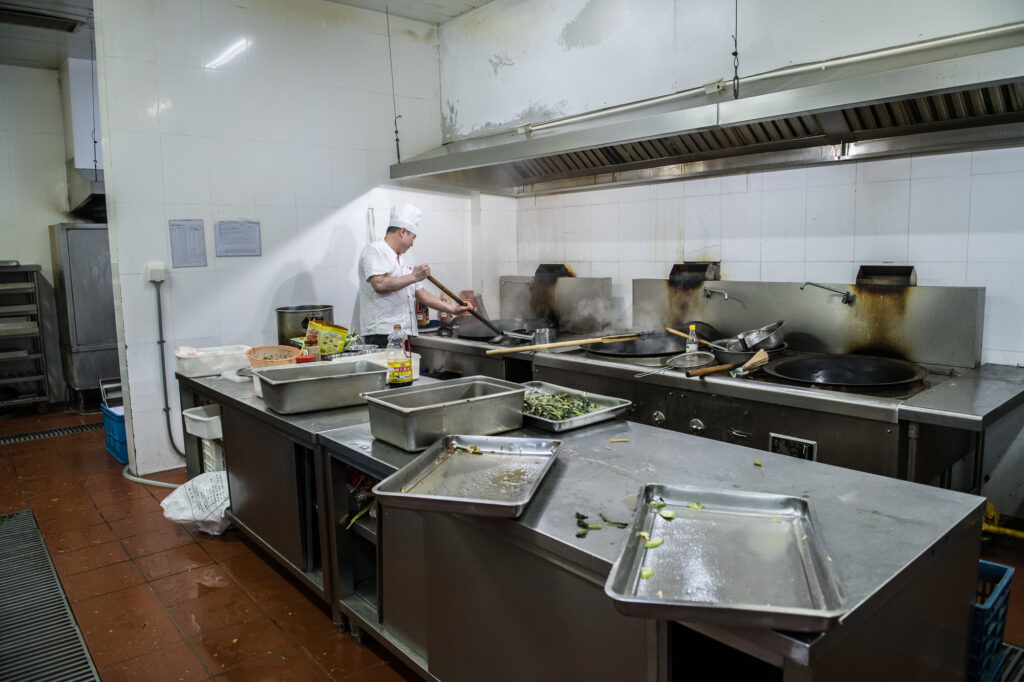 Reportagefotografie für das Employer Branding und das Kundenmagazin des Industrieunternehmen Georg Fischer in China. Aufnahme eines Kochs in einer Grossküche.
