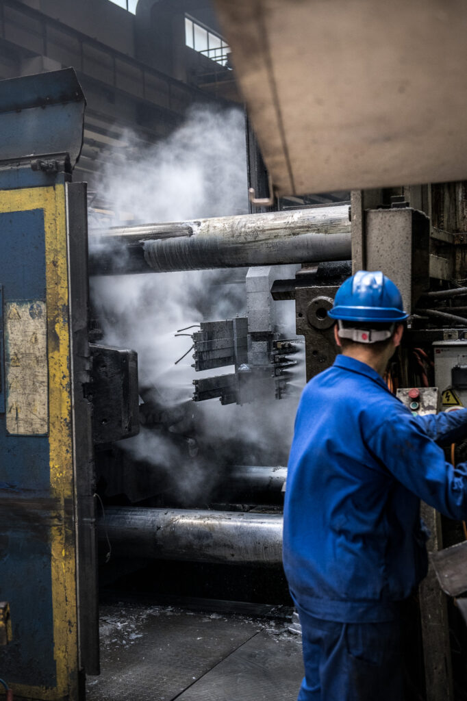 Fotografische Reportage für das Industrieunternehmen Georg Fischer +GF+ in Suzhou, China. Ein Mitarbeiter kontrolliert eine Maschine in der Produktionshalle.