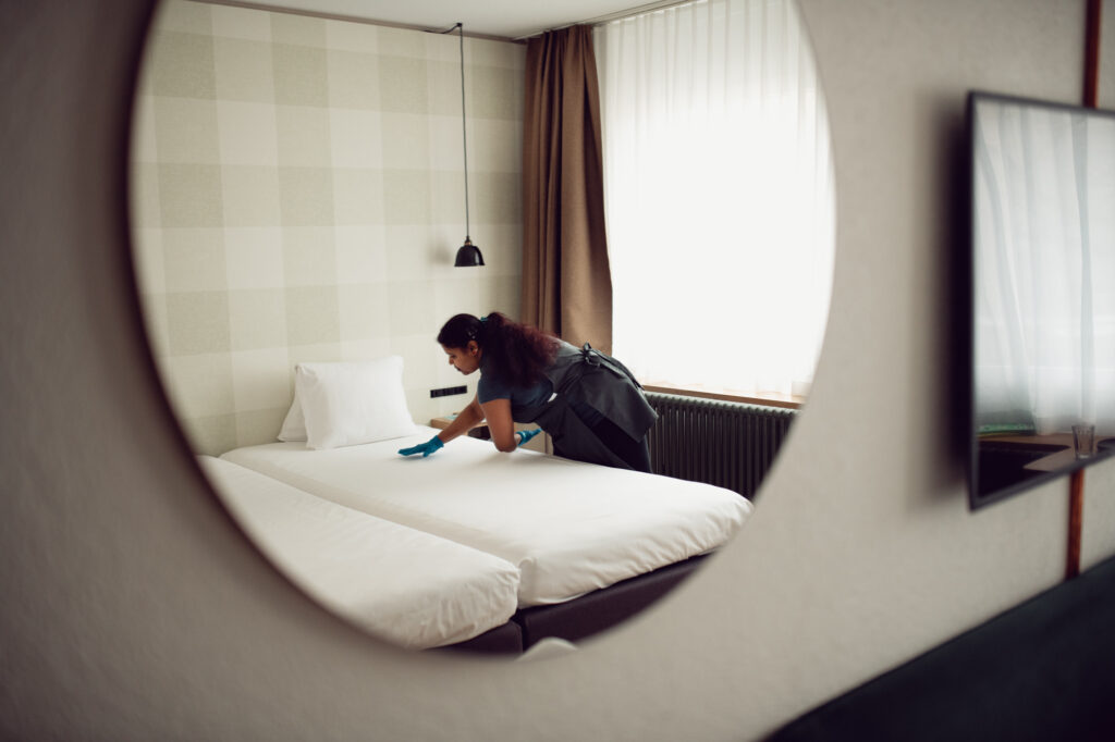 Employer Branding Aufnahme einer Mitarbeiterin im Hotel Alpenblick in Bern.