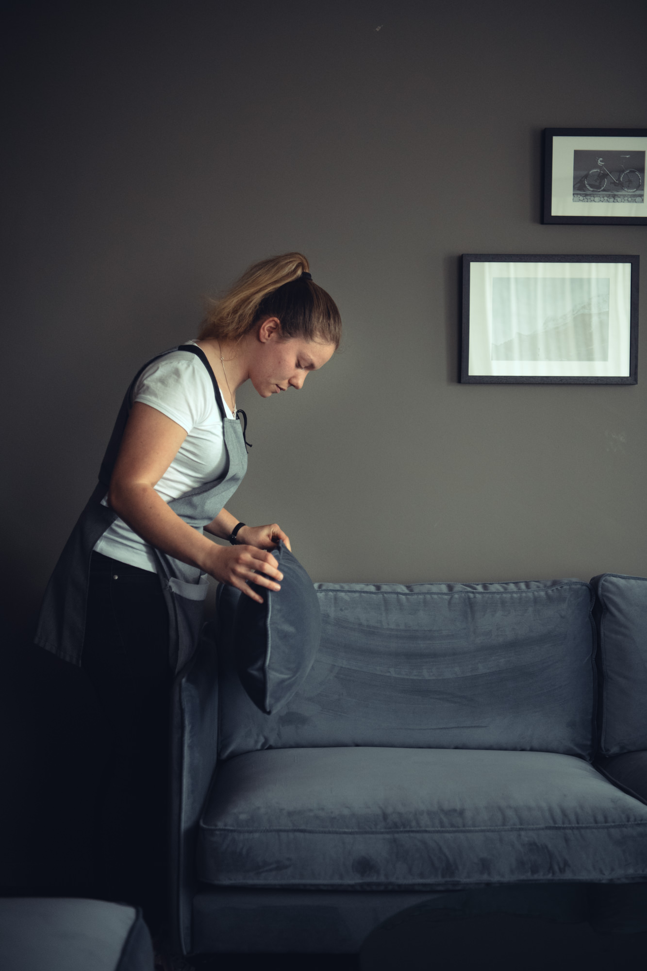Employer Branding Aufnahme einer Mitarbeiterin in einem Hotelzimmer für HotellerieSuisse.