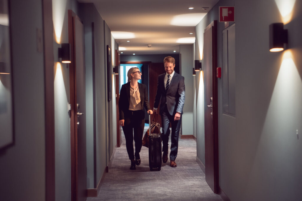 Unternehmensfoto für HotellerieSuisse von zwei Managern, die durch einen Hotelgang gehen.