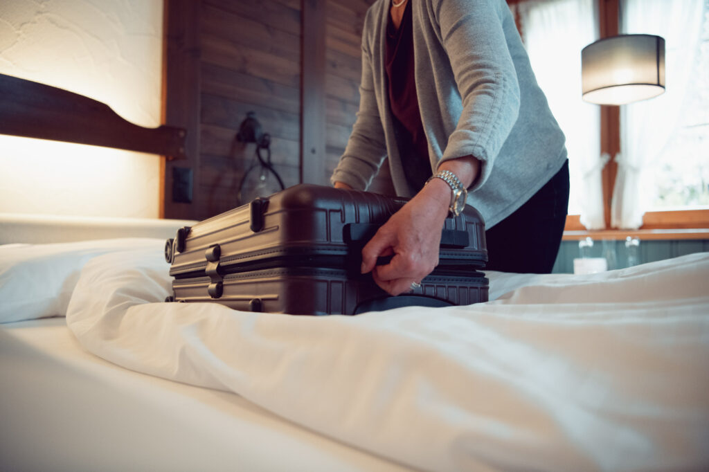 Storytelling und Branding Foto für HotellerieSuisse mit einem Koffer auf einem Bett