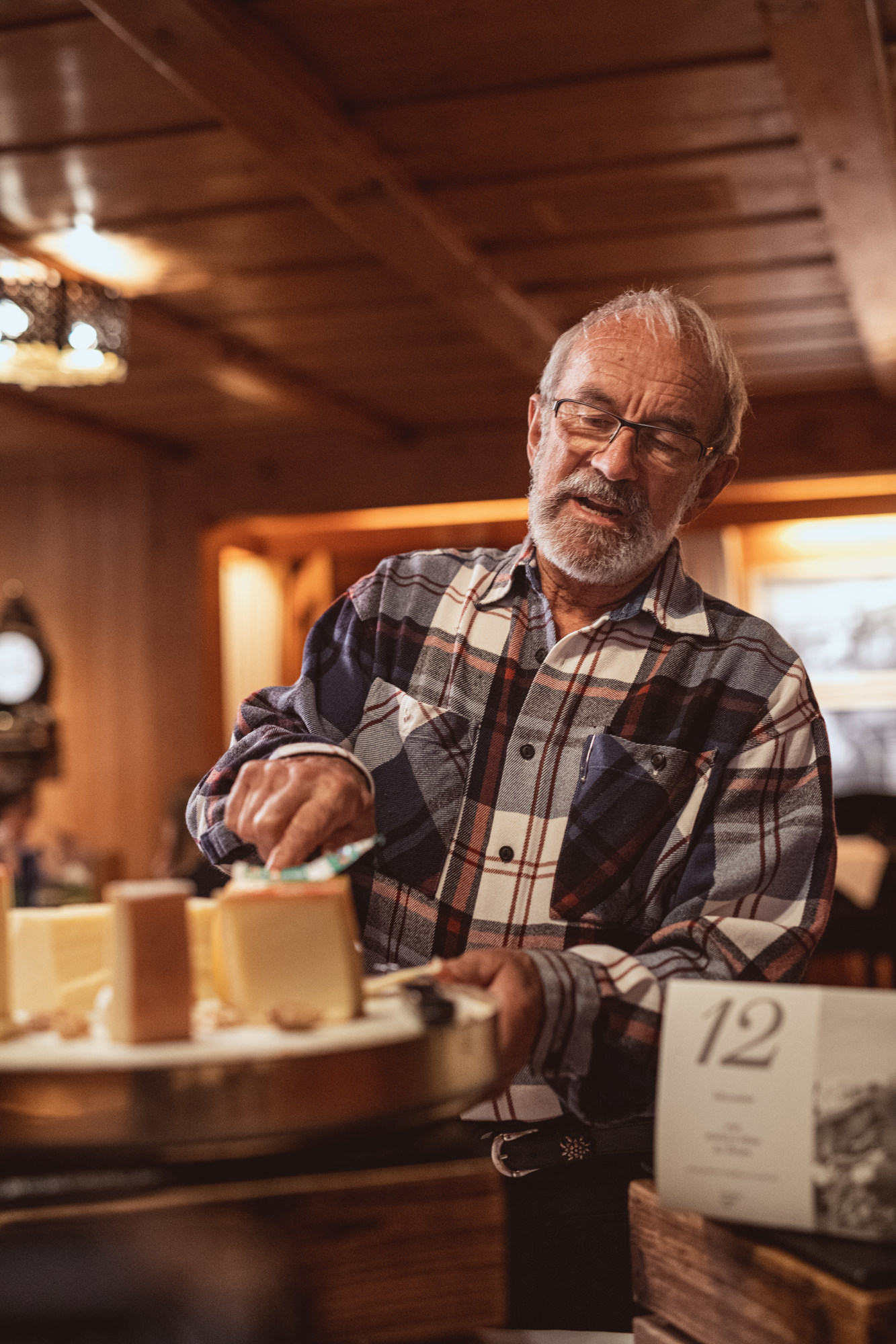 Fotografisches Storytelling für das Branding von HotellerieSuisse. Ein Gast bedient sich am Buffet im Hotel Kemmeriboden.