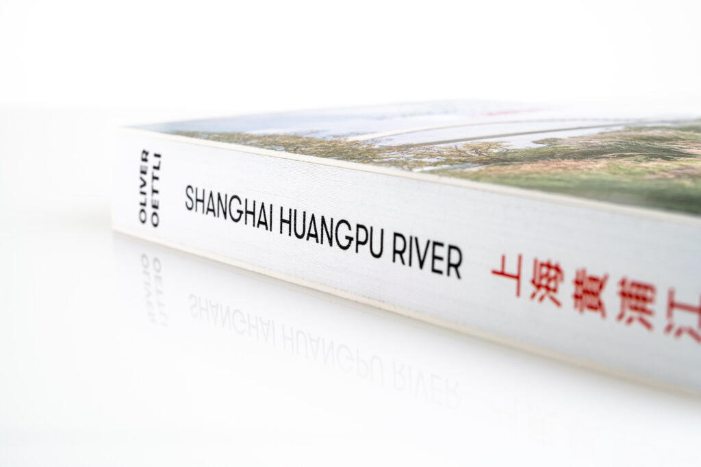 Reportage und Buchprojekt über den Huangpu River in Shanghai, China. Detailaufnahme des Buchrückens.