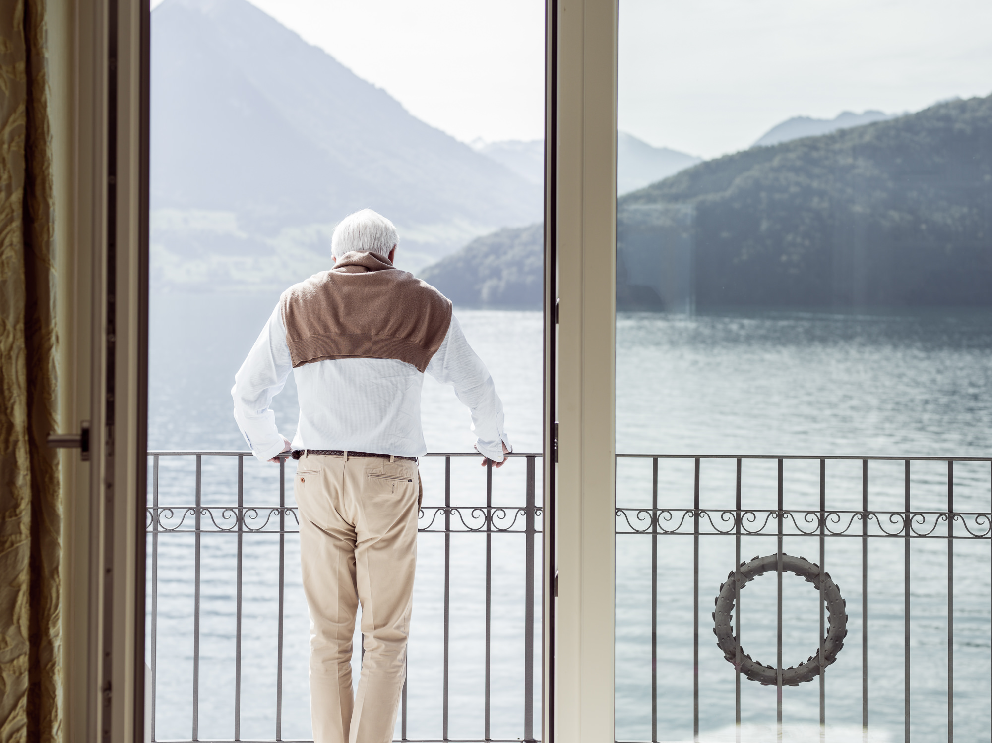 Imagebilder für die Kampagne zum Thema Nachfolgeregelung des Treuhand Spezialist und Asset Manager KENDRIS. Portrait von Michel Kendris mit Blick auf den See.