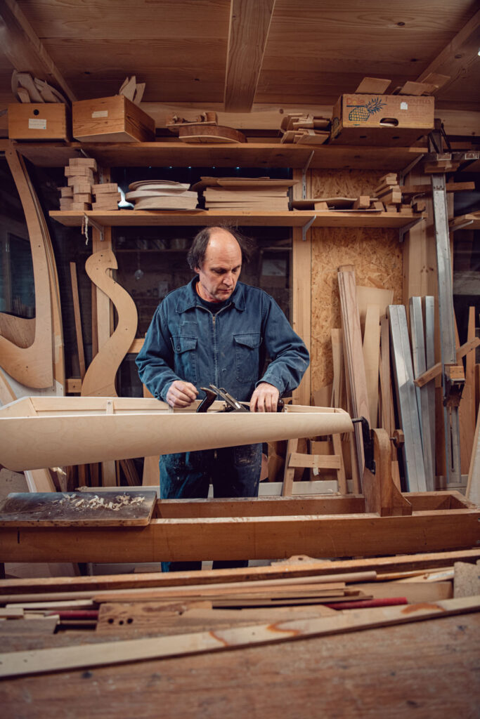 Fotografisches Storytelling für das Landliebe Magazin. Der Harfenbauer Christoph Mani fertigt eine Harfe in seiner Werkstatt in Guggisberg FR.