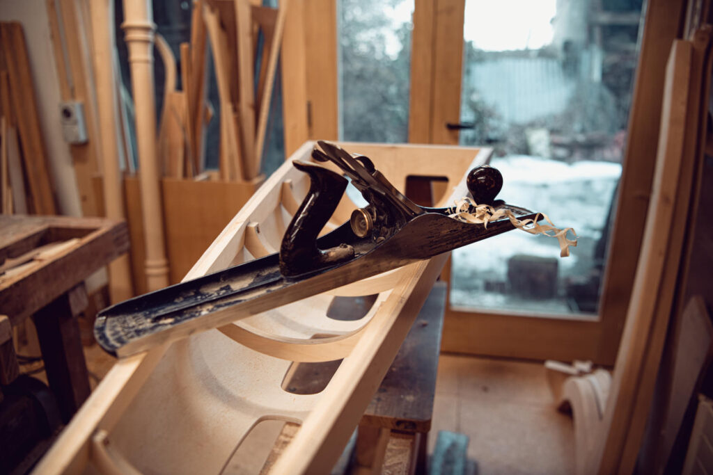 Aufnahme von einem Holzhobel in der Werkstatt von Christoph Mani, einem Harfenbauer in Guggisberg FR.
