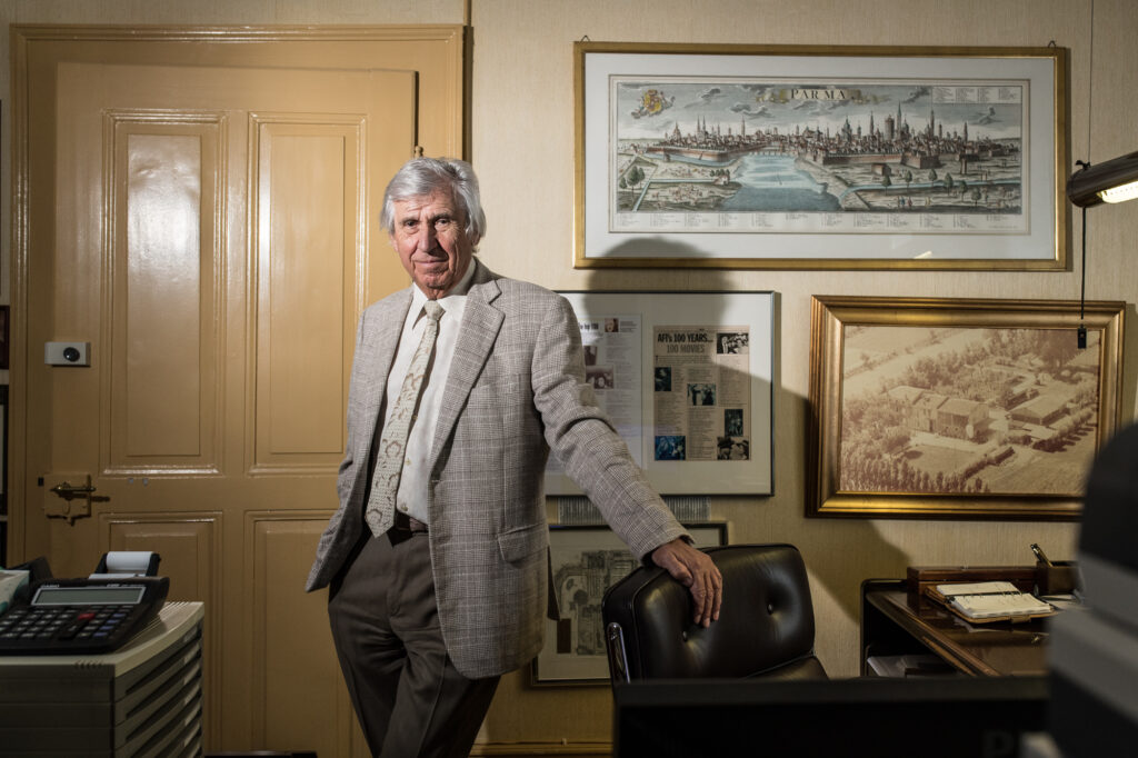 Editorial Fotografie von Mario Cortesi in seinem Büro Cortesi, Redaktion der Wochenzeitung Biel-Bienne.