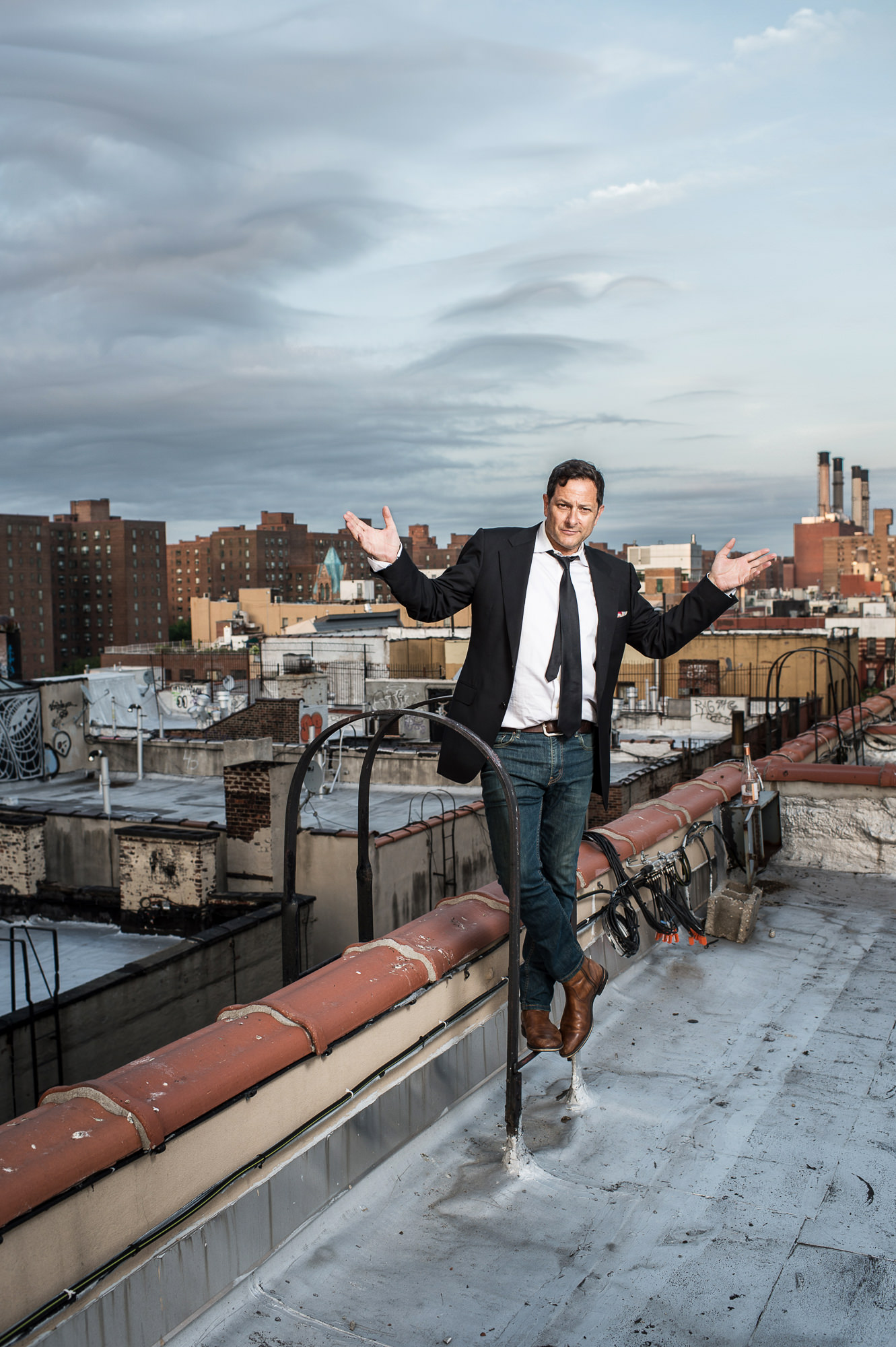 Personal branding und Editorial Portraits für Schauspieler Michael Sottile auf einem Dach in der Lower East Side in New York.