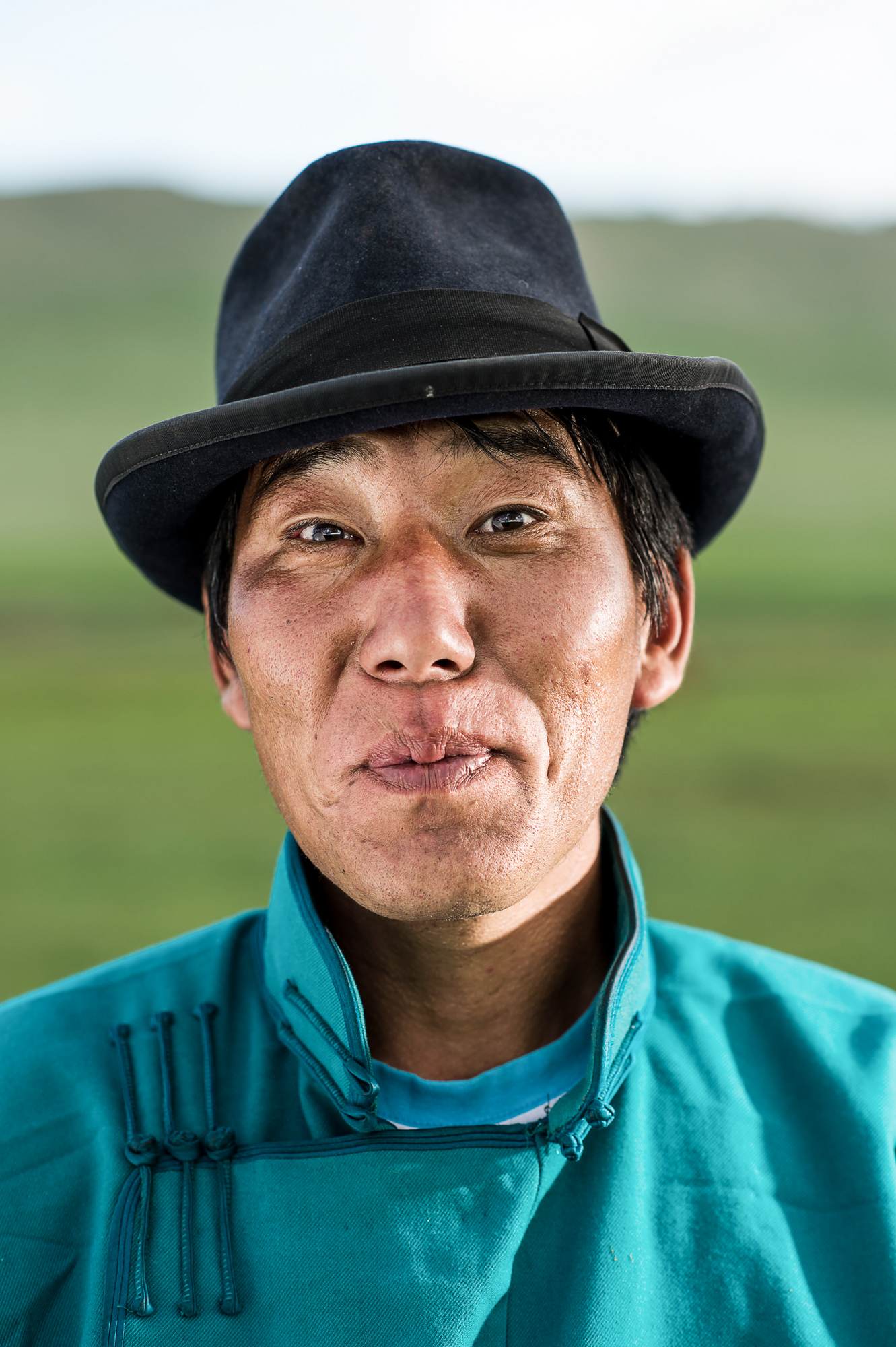 Fotoreportage über die Nomaden in der Mongolei. Portrait eines Nomaden in der Steppe.