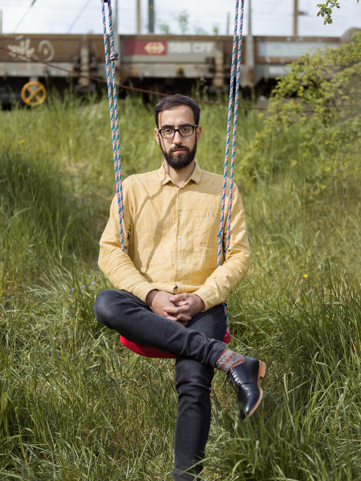 Personal Branding und Portrait Fotos für den Perkussionisten Miguel Angel Garcia Martin. Portrait im Garten auf einer Schaukel.