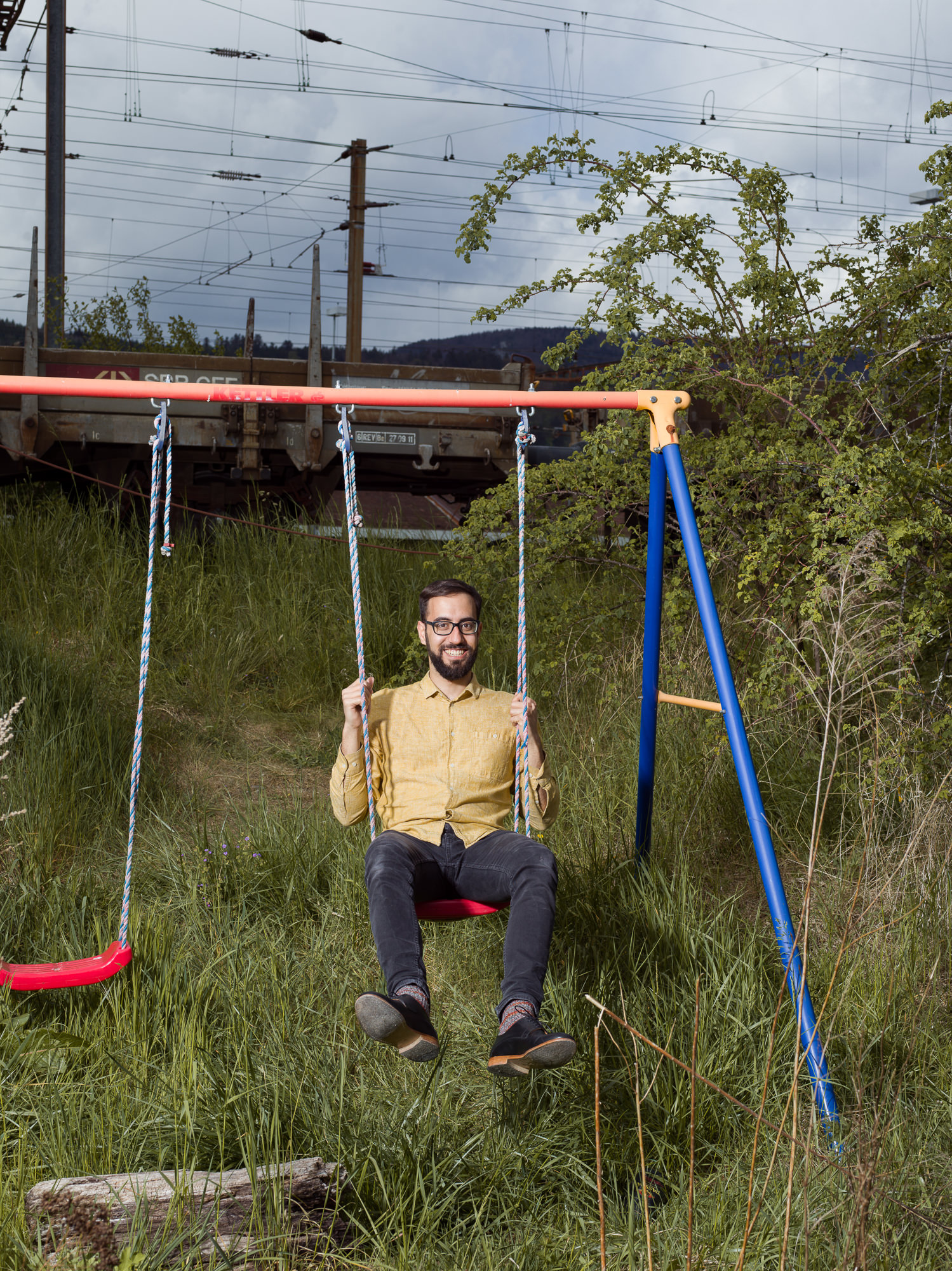 Personal Branding und Portrait Fotos für den Perkussionisten Miguel Angel Garcia Martin. Portrait im Garten auf einer Schaukel.