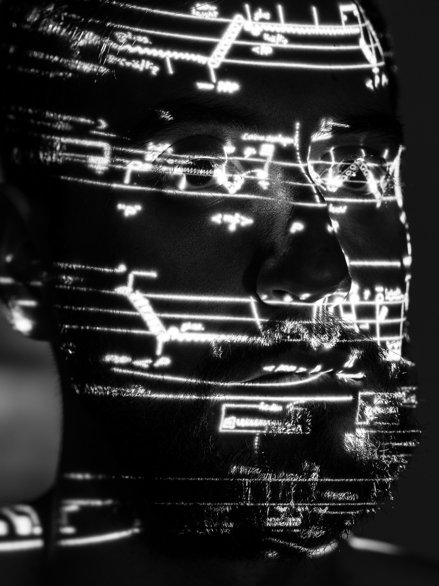 Personal Branding und Portrait Fotos für den Perkussionisten Miguel Angel Garcia Martin. Portrait im Studio mit Projektionen auf dem Gesicht.