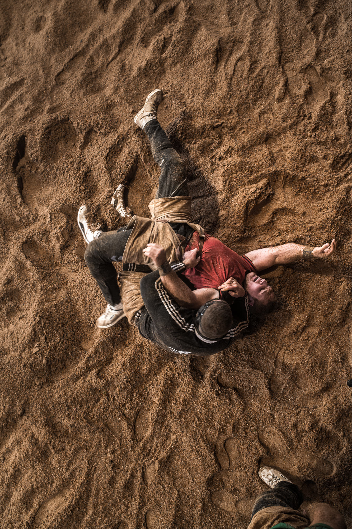 Fotoreportage der besten Schwinger der Schweiz beim trainieren während ihres jährlichen WK Militärdienstes im BASPO. Aufnahme von Joel Wicki im Zweikampf.