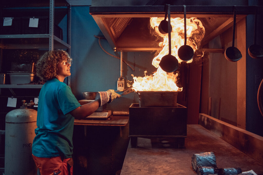 Fotografisches Storytelling für das schweizer Recyclingunternehmen Thommen. Aufnahme einer Mitarbeiterin beim Schmelzen von Alteisen.
