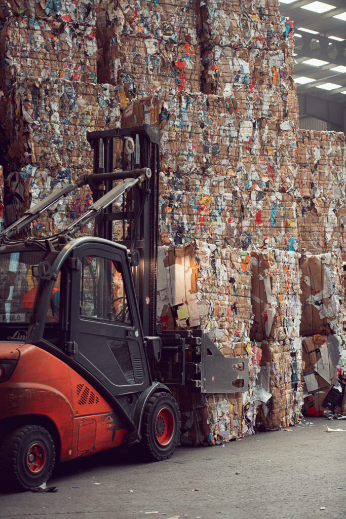 Firmenfotos und Corporate Bildwelt für das schweizer Recyclingunternehmen Thommen. Aufnahme eines Gabelstaplers beim verladen von Altkarton.