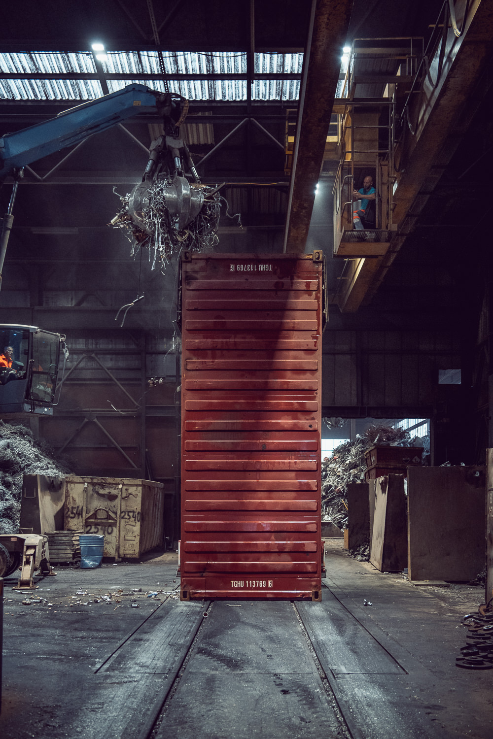 Fotografische Aufnahme eines Krans beim Sortieren von Altmetall beim Thommen Recycling.