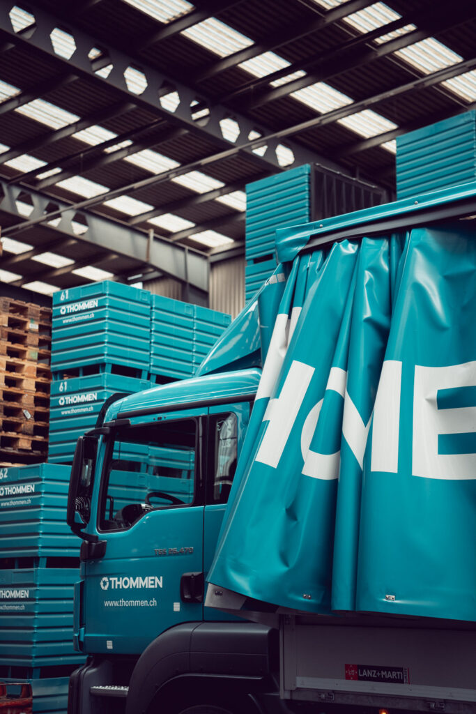 Firmenfotos und Bildwelt des schweizer Recyclingunternehmens Thommen. Aufnahme eines Lastwagens in einer Lagerhalle.