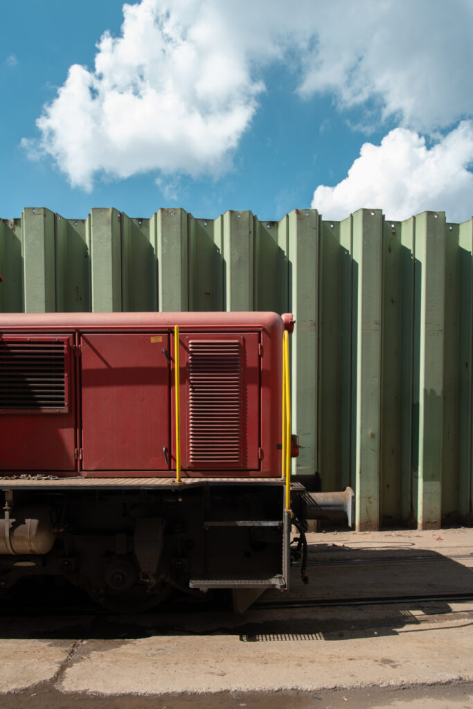 Architekturfotografie für das Recyclingunternehmen Thommen. Aufnahme einer Lokomotive vor einer Lagerhalle.