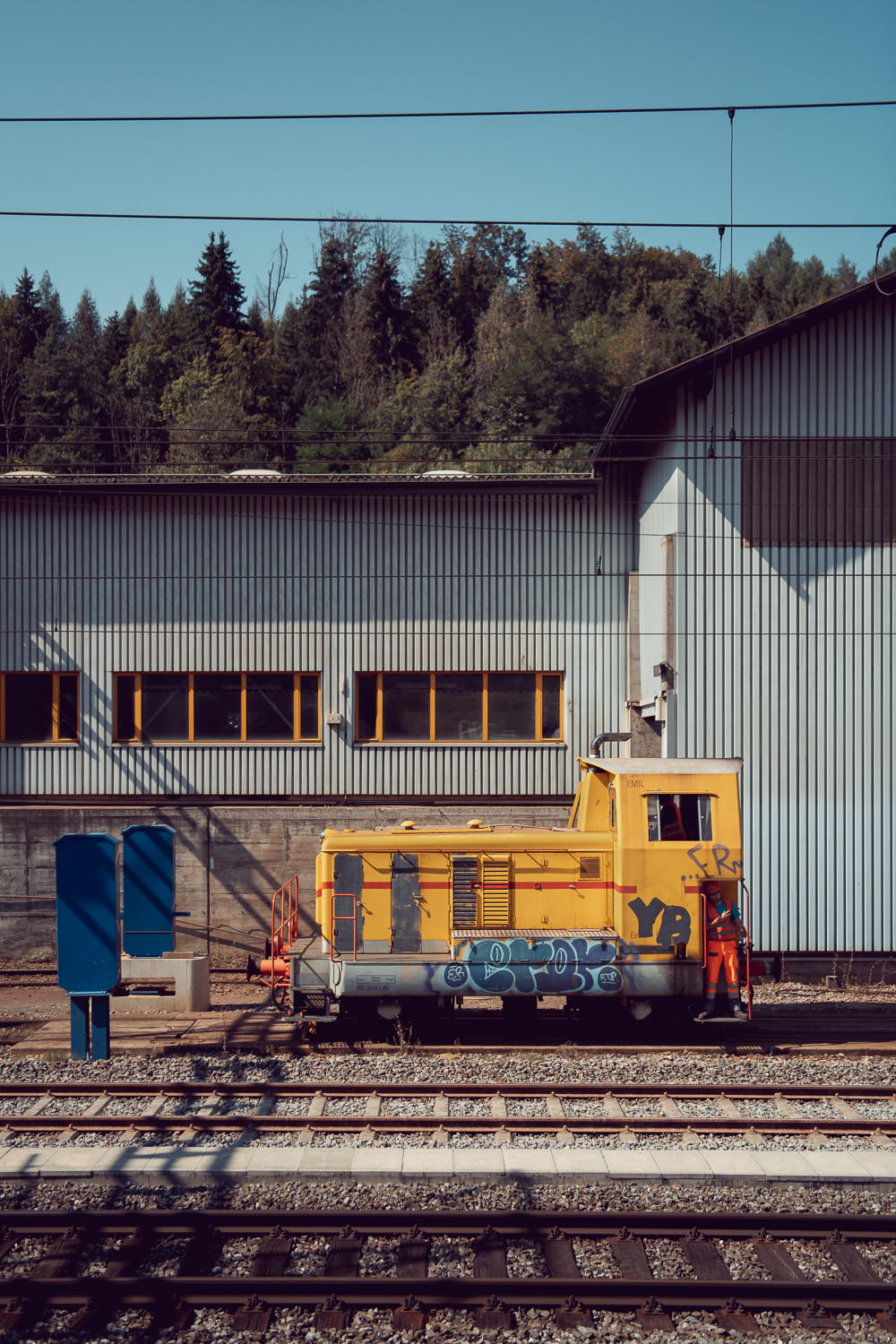 Architekturfotografie für das Recyclingunternehmen Thommen. Aufnahme einer Lokomotive vor einer Lagerhalle.