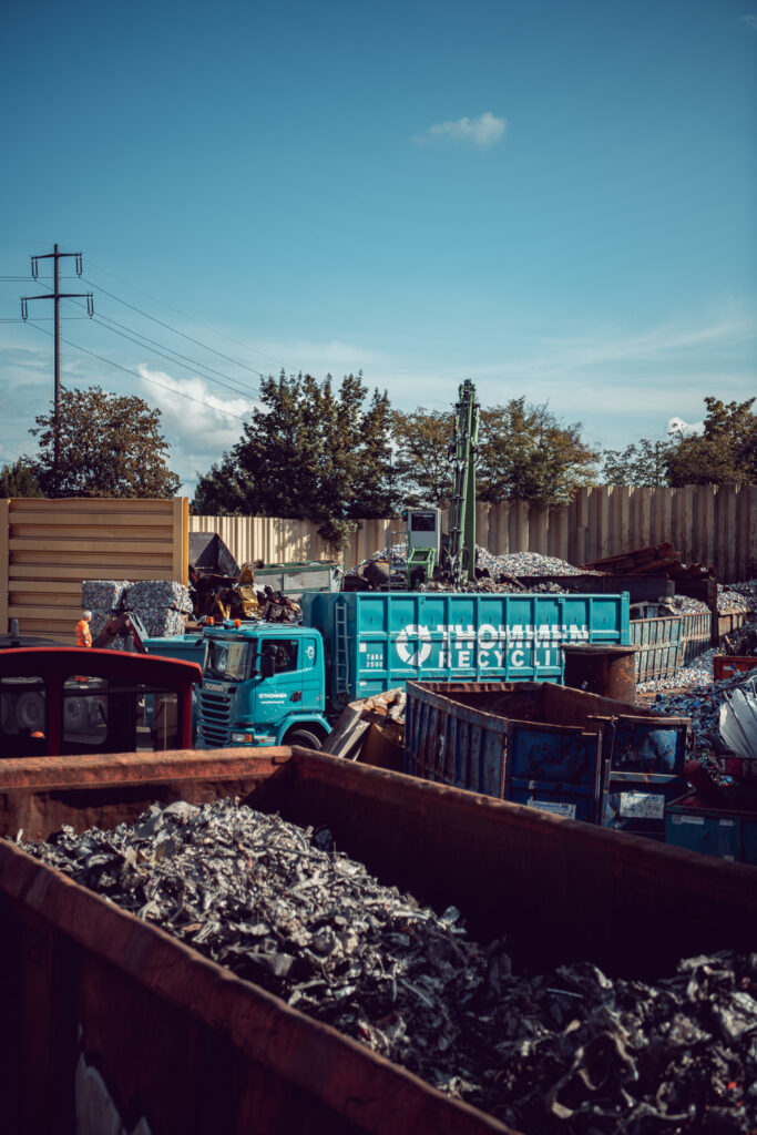 Fotografisches Storytelling für das Recyclingunternehmens Thommen. Aufnahme eines Lastwagens beim Abladen von Altmetall.