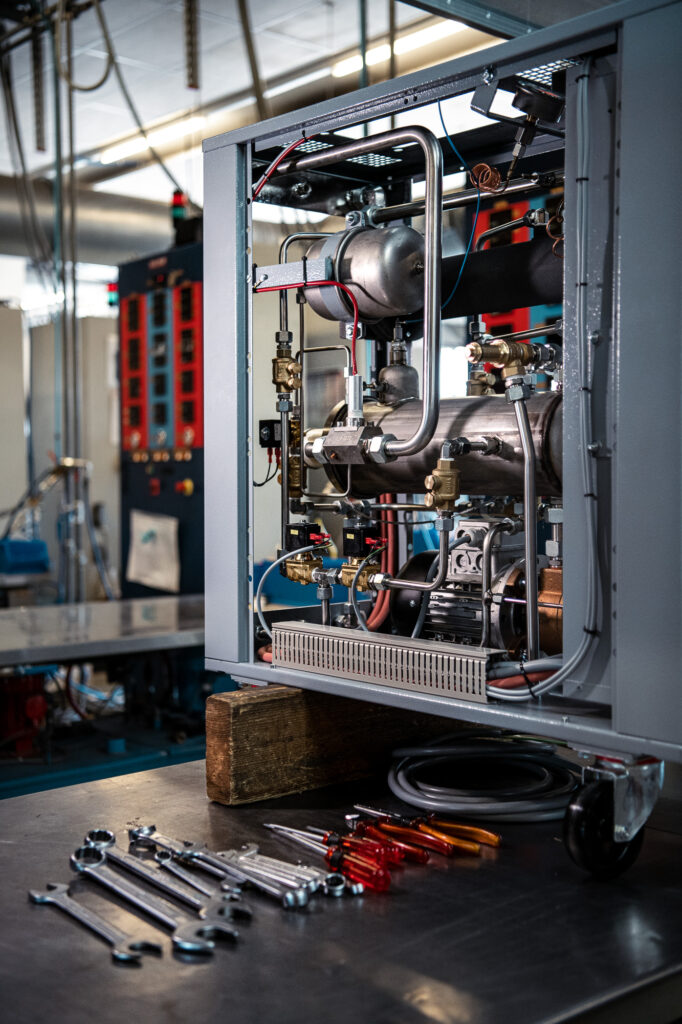 Detailaufnahme einer Maschine für die Wärme- und Kältetechnik beim Industrieunternehmen ToolTemp.