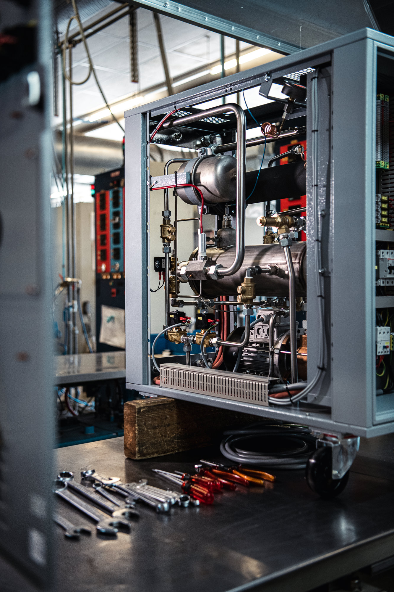 Detailaufnahme einer Maschine für die Wärme- und Kältetechnik beim Industrieunternehmen ToolTemp.